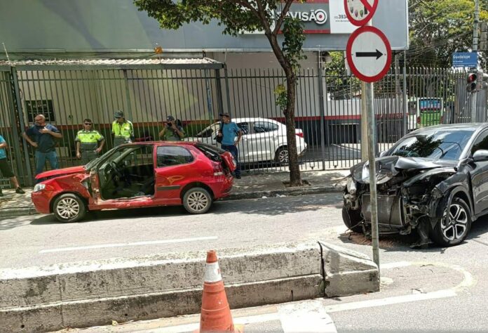 Acidente deixa dois feridos na zona sul de São José