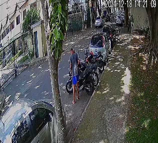 VÍDEO: Câmera de segurança flagra furto de moto em São José dos Campos VÍDEO: Câmera de segurança flagra furto de moto em São José dos Campos