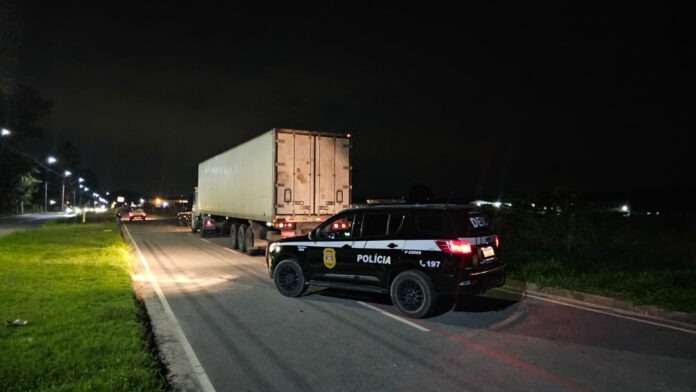 Dupla é presa em Jacareí com caminhão roubado na Bahia e transportando carga de alimentos congelados