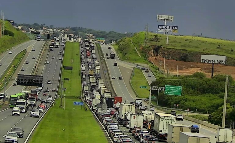 Rodovia Dom Pedro I é interditada depois de acidente entre duas carretas