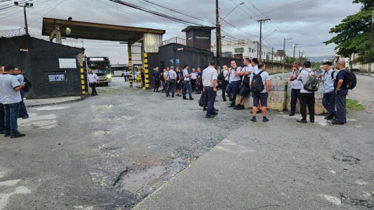 Motoristas de transporte coletivo de Guarujá cruzam os braços e fazem greve na manhã deste sábado