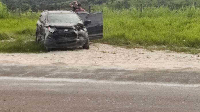 Carreta de adubo tomba e carro bate na Rodovia dos Bandeirantes Carreta de adubo tomba e carro bate na Rodovia dos Bandeirantes