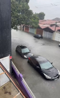 Chuva forte causa alagamentos em São José dos Campos neste sábado (21)