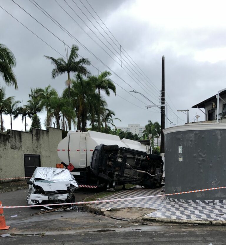 Uma vítima fatal e 4 feridos: Carro colide em outro, capota e fica preso em para-choque de caminhão tanque em Praia Grande