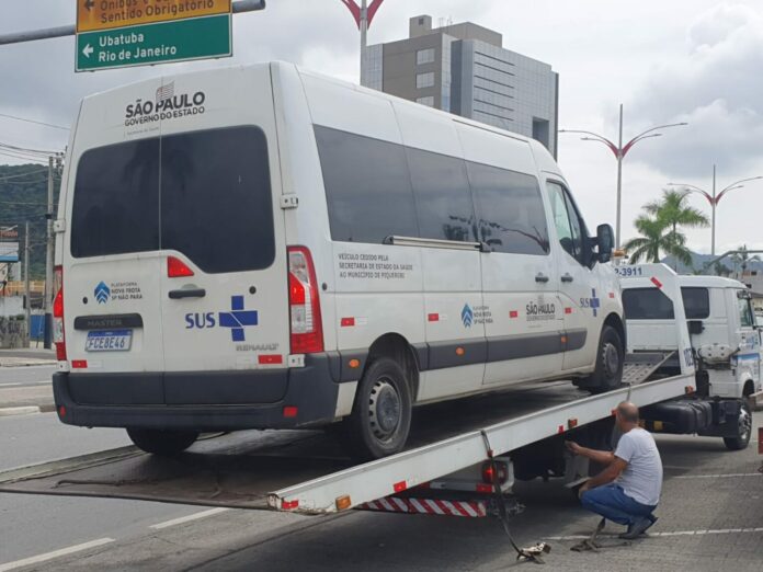 Ambulância do SUS é apreendida em Caraguatatuba levando pessoas para a praia