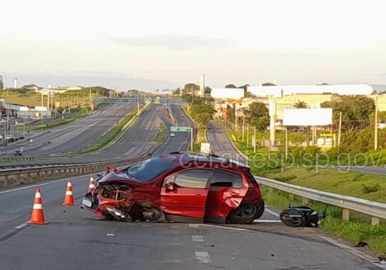 Acidente entre moto e carro furtado termina em morte na Rod. Dom Pedro; criminosos fugiram