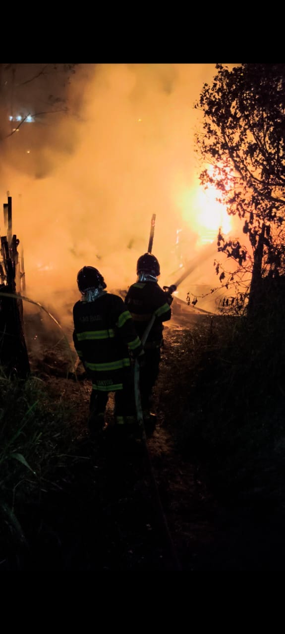 Casa pega fogo às margens da rodovia Rio-Santos, em Ubatuba
