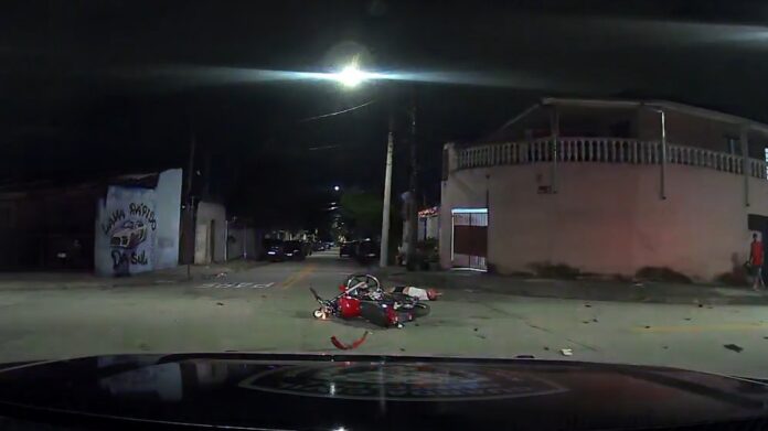 VÍDEO: Motociclista sem capacete bate em carro durante fuga da GCM em São José VÍDEO: Motociclista sem capacete bate em carro durante fuga da GCM em São José