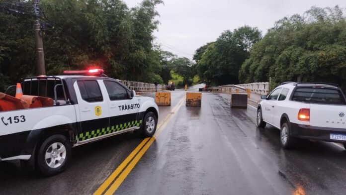 Prefeitura de Caçapava interdita ponte por risco estrutural Prefeitura de Caçapava interdita ponte por risco estrutural