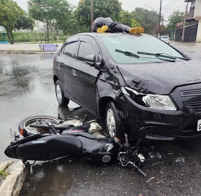 Motociclista fica ferida em acidente com veículo de passeio, em Caçapava