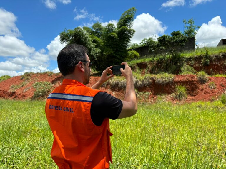 Defesa Civil faz vistoria em local onde deslizamento de terra soterrou casa de campo e matou três pessoas em Taubaté