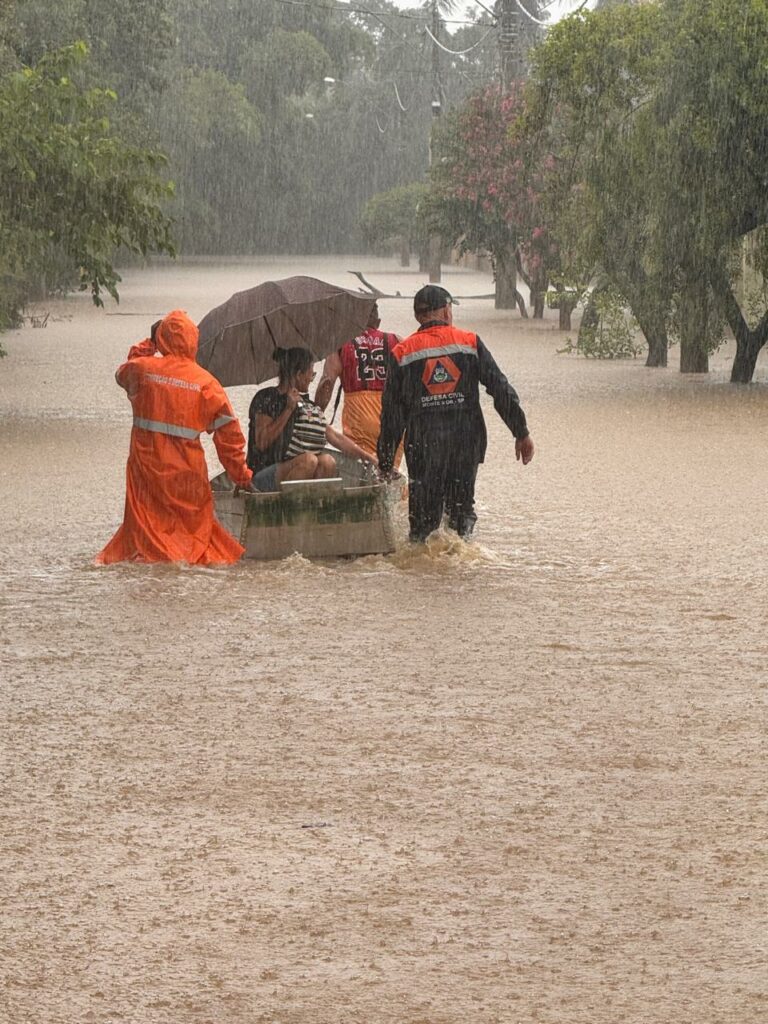 Família é resgatada pela janela de apartamento em Monte Mor