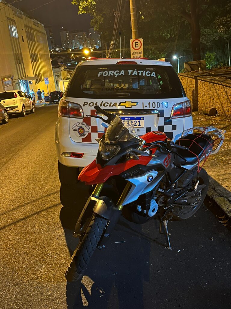 Adolescentes são flagrados com moto furtada sem placa