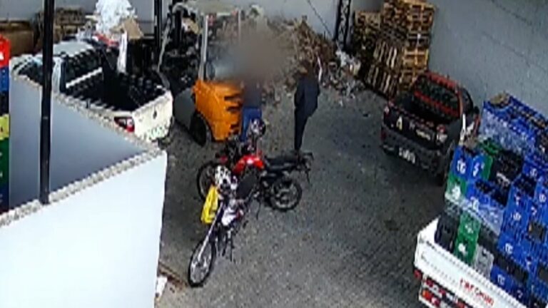 Criminoso amado invade distribuidora e rouba moto