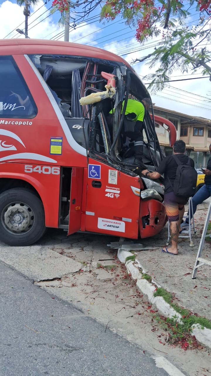 VÍDEO: Batida entre ônibus e caminhão interdita Rio-Santos em São Sebastião