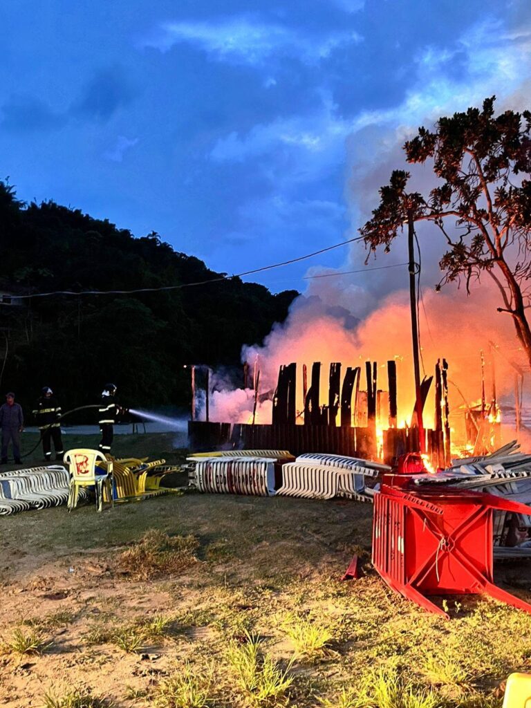 Incêndio em quiosque deixa cerca de R$ 30 mil de prejuízo para empresários em Ubatuba
