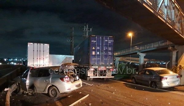 Engavetamento envolvendo 7 veículos na Rodovia Anhanguera deixa 4 pessoas feridas