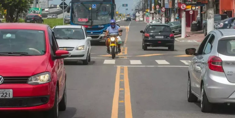 Acidente em Praia Grande deixa homem com pernas feridas