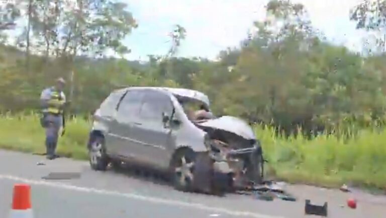 Homem fica gravemente ferido após bater carro de frente com ônibus em rodovia do litoral