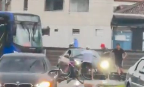 Adolescente é baleado após roubar motoristas em cidade do litoral