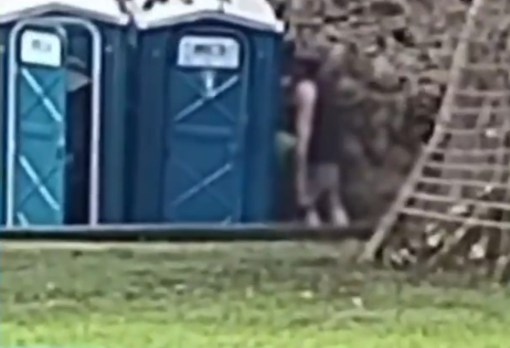 PECADO?: Homem dá cigarro e bebidas para mulher em situação de rua e trocam ‘carícias’ em frente a igreja em Itanhaém