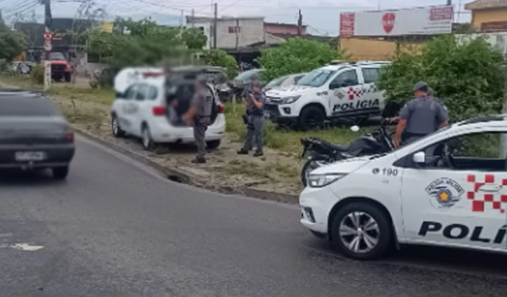 Dupla de criminosos tenta roubar celular e provoca queda de mãe e filho em avenida de Praia Grande; VÍDEO