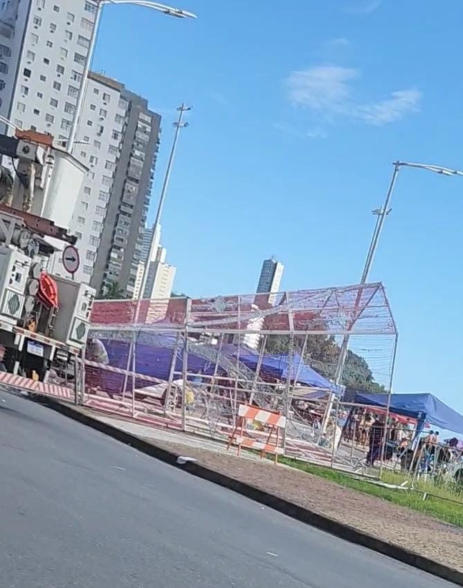 Temporal e fortes ventos atingem São Vicente e derrubam árvore de Natal em orla da praia