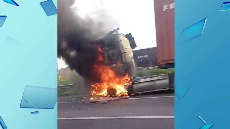 Carreta pega fogo na Rodovia dos Bandeirantes e deixa trânsito lento