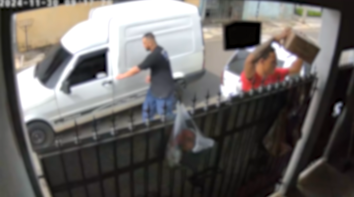 O trabalhador estacionou o carro para deixar uma encomenda quando foi descoberto por um homem que anunciou o assalto. Em poucos segundos, o ataque entrou no veículo e, antes de fugir, ainda ocorreu o celular da vítima. Toda a ação durou menos de um minuto.