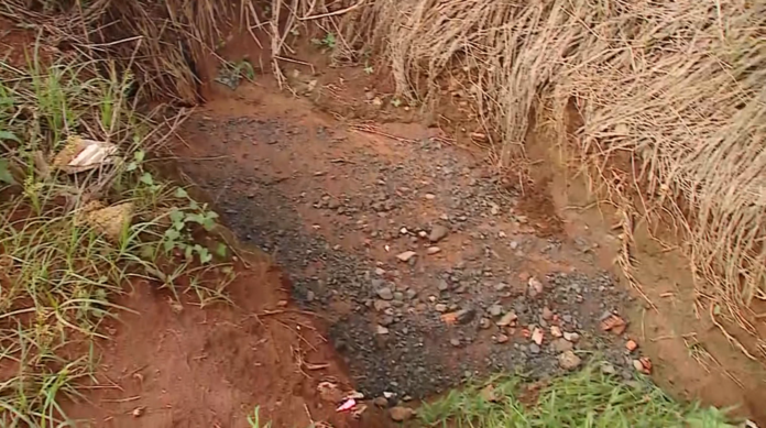 A escolha de um local isolado e os tiros à queima-roupa indicam um crime premeditado. A Polícia Civil já investiga o caso.