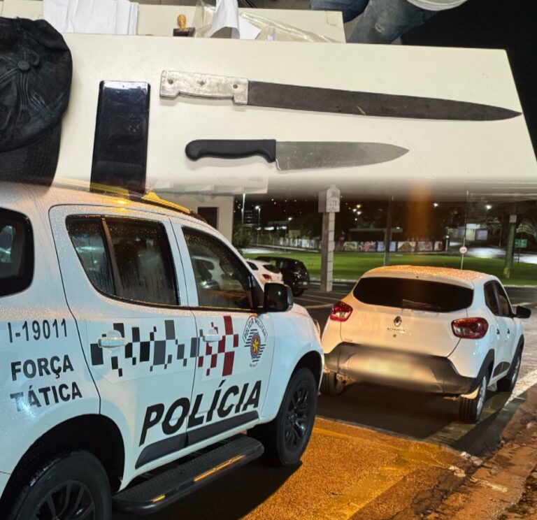 A ação criminosa foi comunicada à Polícia Militar pelo COPOM, que rapidamente iniciou buscas na região. A equipe localizou o veículo roubado na Rua Juscelino Kubitschek. Ao perceberem a aproximação da viatura, os suspeitos pretendiam fugir a pé, mas foram capturados.