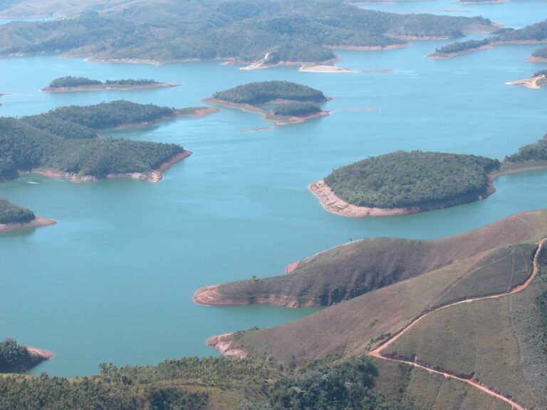 Bombeiros fazem buscas por desaparecido em represa de Paraibuna