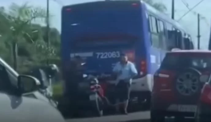 Motociclista quebra a perna após colisão em traseira de ônibus em São Vicente
