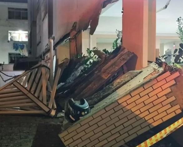 Marquise de prédio residencial desaba em Santos