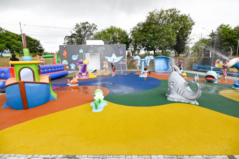 Começa a funcionar hoje, 18, o primeiro Parque Molhado de Campinas. A atração conta com 14 brinquedos que esguicham água.