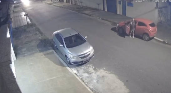 Motorista que deu ré e atirou em rua em direção à crianças em Itanhaém se apresenta à polícia; Homem é PM aposentado