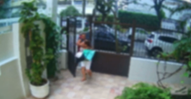 Mulher é atacada por ladrão que arranca correntinha de ouro e foge em Guarujá; VÍDEO