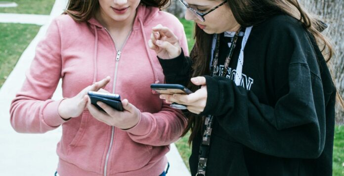 Agora é lei! Uso de celulares é proibido nas escolas de SP