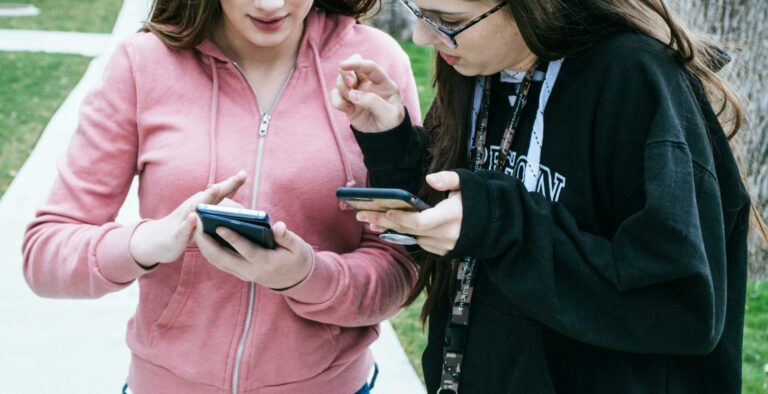 Agora é lei! Uso de celulares é proibido nas escolas de SP