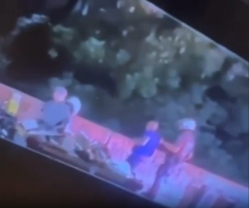 Vídeo flagra PM arremessando homem de ponte em SP