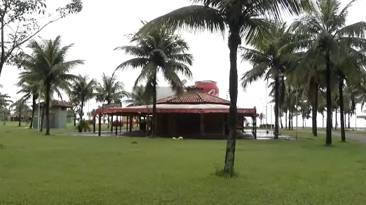 Moradores de rua e cenas de atentado ao pudor são recorrentes na orla da praia de São Vicente; Confira