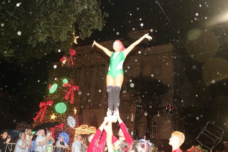 Natal Criativo encerra sua quarta edição com desfile no Centro de Santos