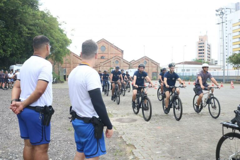 Guardas Municipais de Santos recebem curso de abordagem com bicicletas