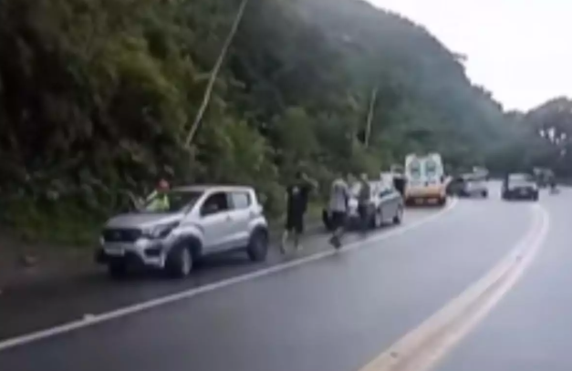 Policial civil perde controle da direção e provoca acidente na Rio-Santos