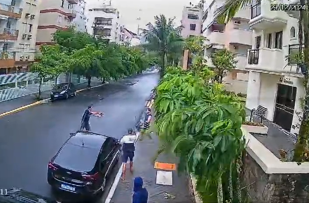 Trio armado assalta pedestres em Guarujá, e foge em carro preto; VÍDEO