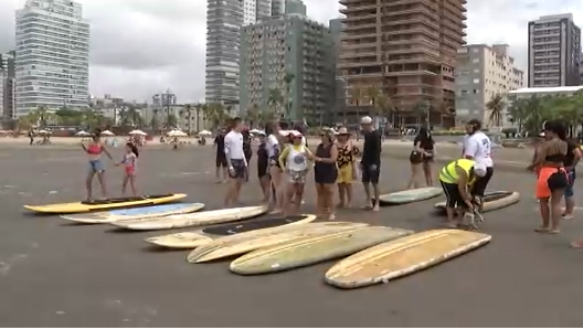 Deficientes se reúnem em diversas praias do Litoral Paulista para surfarem nas ondas da inclusão