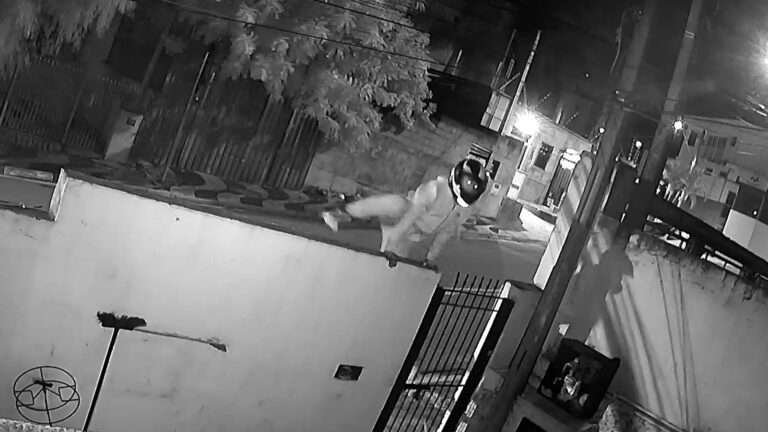 Dupla tenta furtar moto mas é flagrada por moradores; veja vídeo