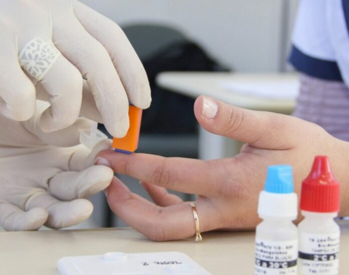 Luta contra o HIV: Brasil celebra avanços, mas enfrenta desafios no combate ao estigma e à desigualdade