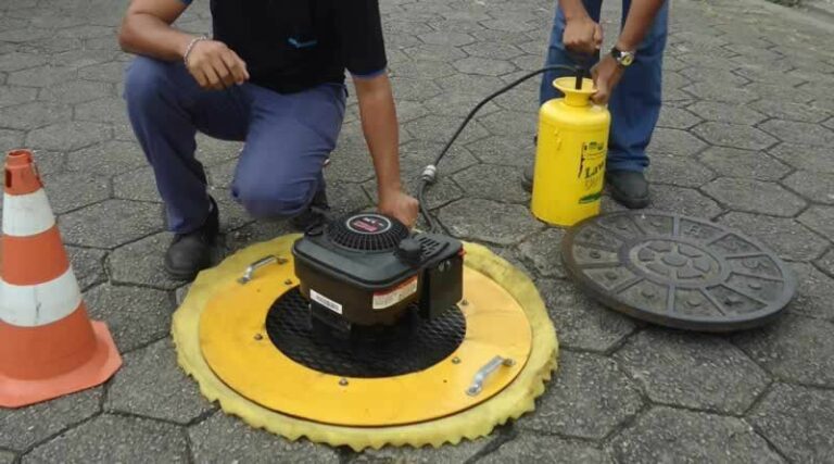 Sabesp realiza testes com fumaça e corante para identificar ligações irregulares no litoral paulista