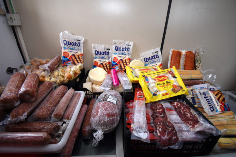 Prefeitura de Praia Grande apreende alimentos sem procedência e sem data de validade